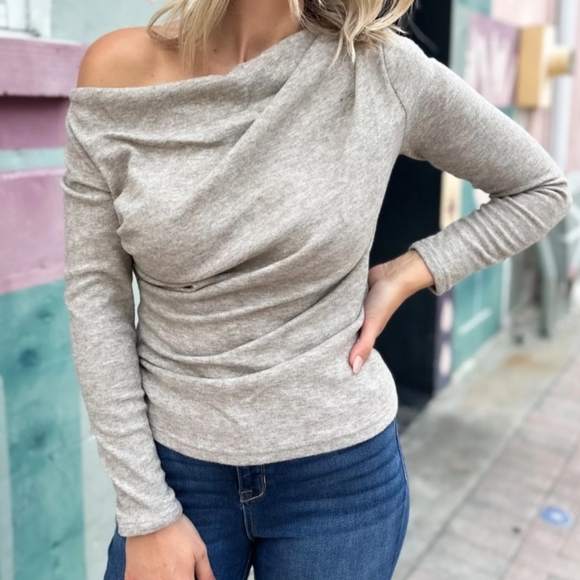 NWT Large Blu Ivy boutique creamy grey-beige off shoulder sweater - Picture 2 of 14